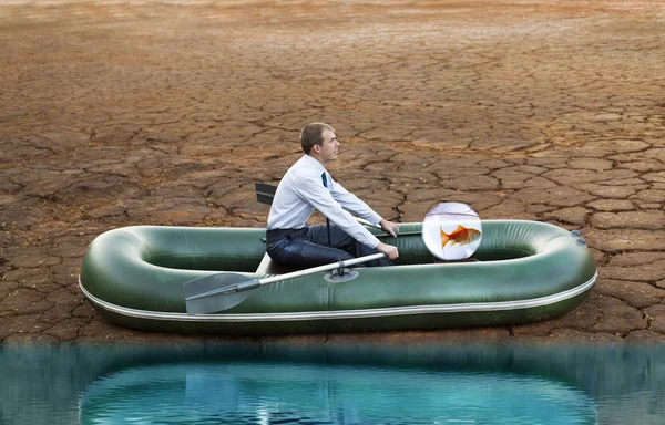 Homme Affaires Bateau Avec Poisson Doré — Photo