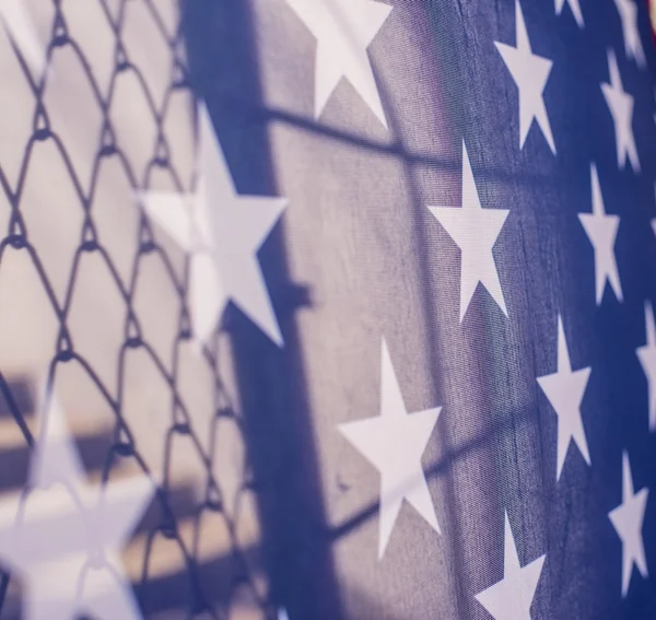 Americká vlajka za plotem — Stock fotografie