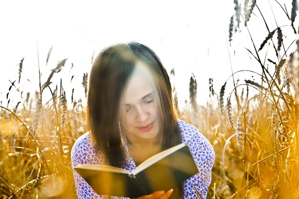 Mulher leitura livro — Fotografia de Stock