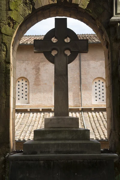 Croix dans la fenêtre en arc — Photo