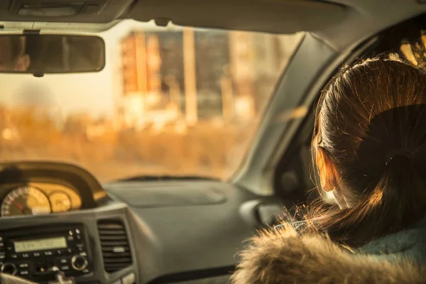 Девушка сидит на сиденье автомобиля — стоковое фото
