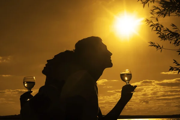 Silhouette Uomo Donna Bere Champagne Tramonto Drammatico Cielo Blu Con — Foto Stock