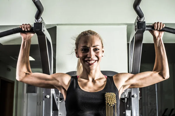 Sportowe Kobieta Robi Ćwiczenia Moc Maszyny Treningu Siłowni — Zdjęcie stockowe