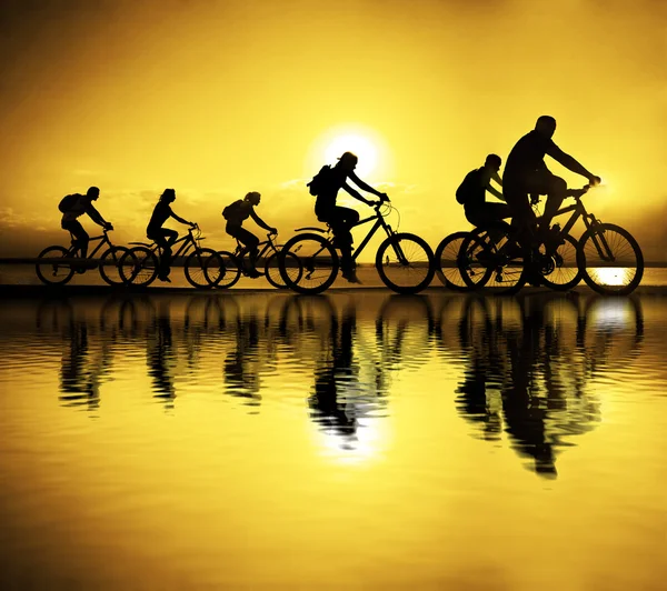 Sporty company friends on bicycles — Stock Photo, Image