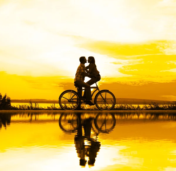 사람이 날짜에 실루엣 자전거에 귀여운 — 스톡 사진