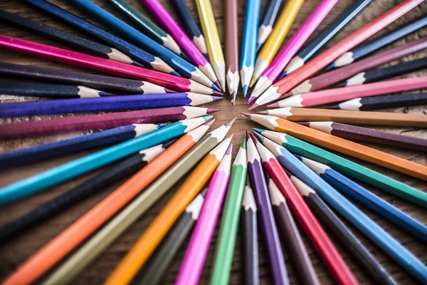 Ένα μάτσο χρωματιστά μολύβια — Φωτογραφία Αρχείου