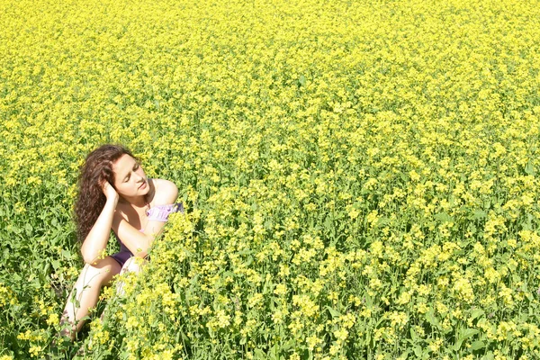 Sahada kadın oturur — Stok fotoğraf