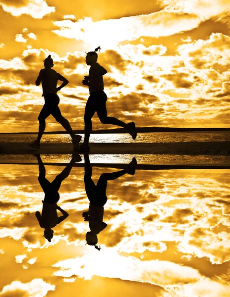 Silhouetten zweier Frauen beim Laufen — Stockfoto