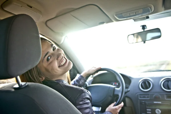 Mulher bonita no carro — Fotografia de Stock