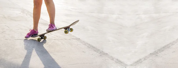 소녀 스케이트 보드에 점프 — 스톡 사진