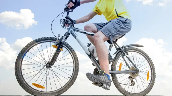 Dağ bisikletçinin binicilik bisiklet