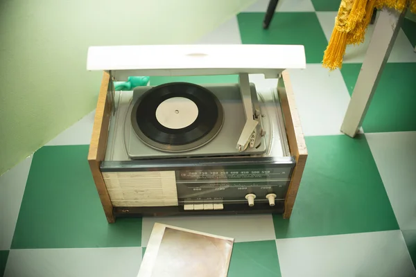 Staré retro vintage rádio ve věku — Stock fotografie