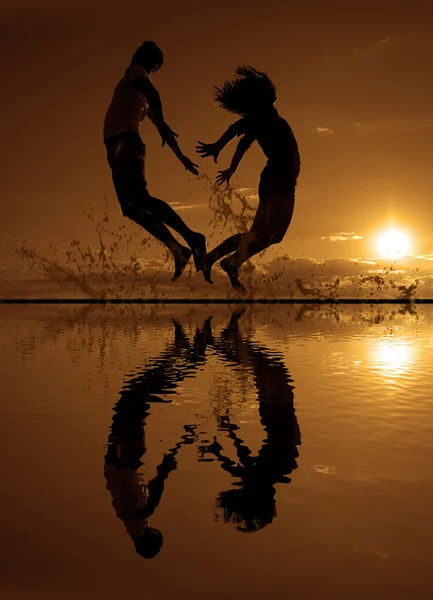 Чоловік і жінка стрибають — стокове фото