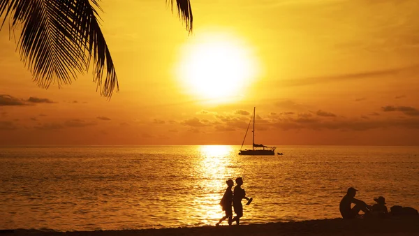 Pareja romántica disfrutando de un paseo por la playa — Foto de Stock