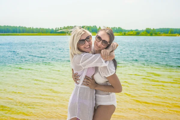 Két Gyönyörű Fiatal Felnőtt Barátnői Ölelni Kék Tenger Nyári Háttere — Stock Fotó