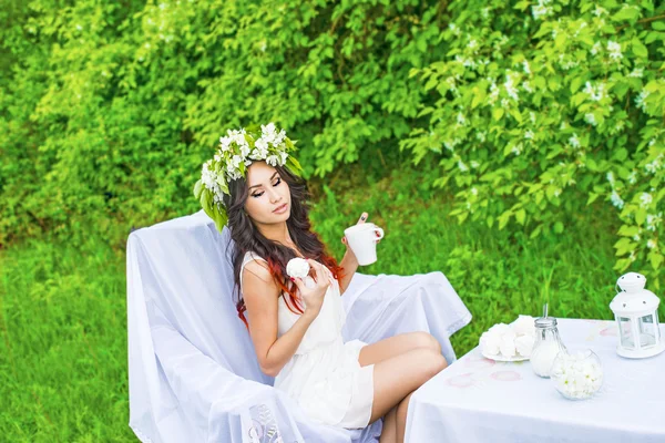 Portrait de belle fille avec couronne — Photo