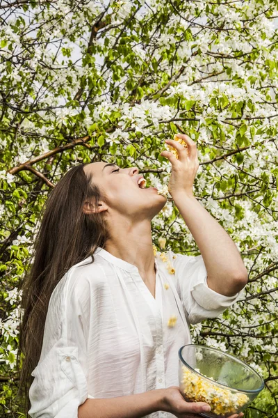 Donna che tiene una ciotola con popcorn — Foto Stock