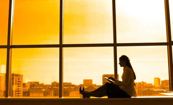 Επιχειρηματίας κάθεται σε windowsill — Φωτογραφία Αρχείου