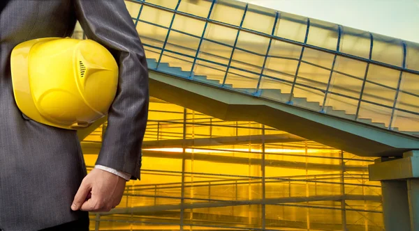 Ingeniero con casco amarillo — Foto de Stock