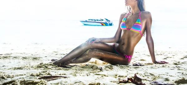 Молода доросла жінка позує на пляжі — стокове фото