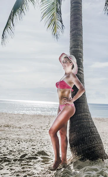 Pełna Długość Portret Ładna Dziewczyna Stojących Palmowego Pnia Drzewa Plaży — Zdjęcie stockowe