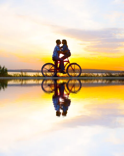 Des Silhouettes Deux Personnes Qui Regardent Ensemble Couple Mignon Assis — Photo