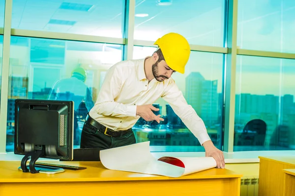 Geschäftsmann Architekt Blick auf Papier-Plan — Stockfoto