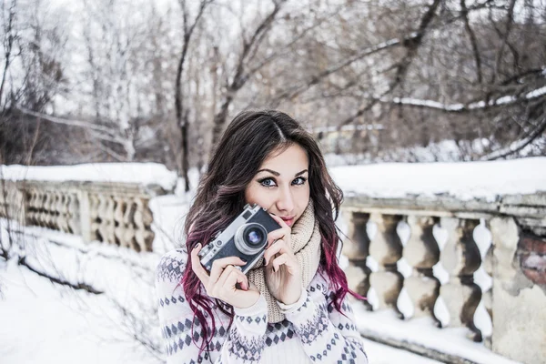 Mujer con cámara fotográfica — Foto de Stock