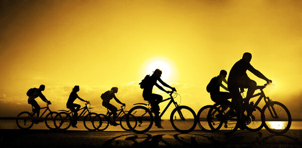 спортивные друзья компании на велосипедах
