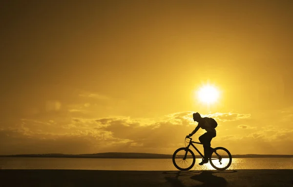 Człowiek rowerzysta jazda rowerem — Zdjęcie stockowe