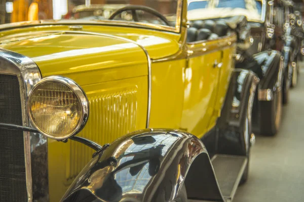 Vintage eski retro sarı araba 