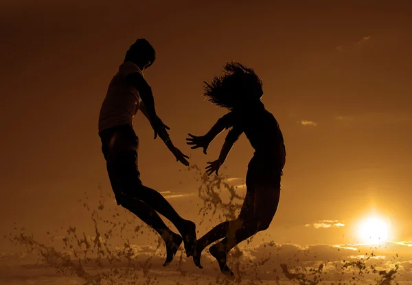 Hombre y mujer saltando — Foto de Stock