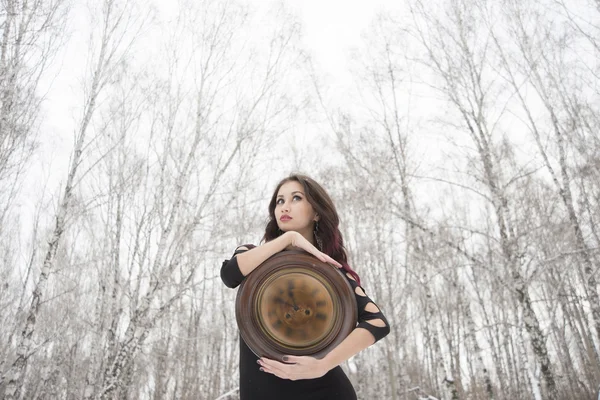 Donna in possesso di vecchio orologio — Foto Stock