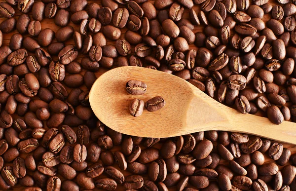 木のスプーンで茶色の焼きコーヒー — ストック写真