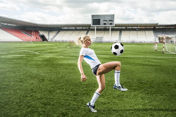 Κορίτσι που παίζει ποδόσφαιρο — Φωτογραφία Αρχείου