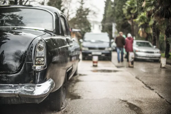 Роскошный черный заброшенный старый автомобиль — стоковое фото