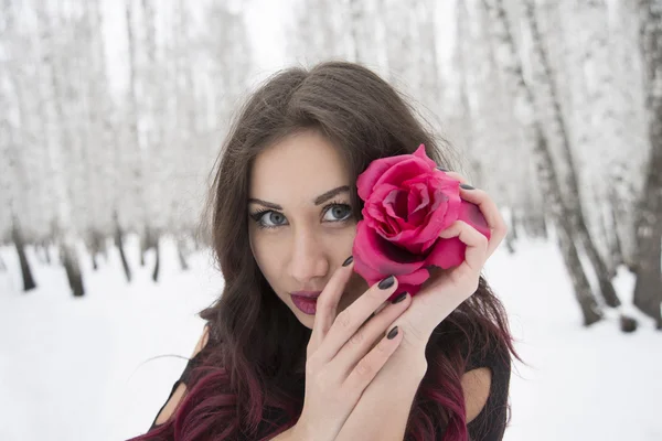 Donna con grande rosa rossa — Foto Stock