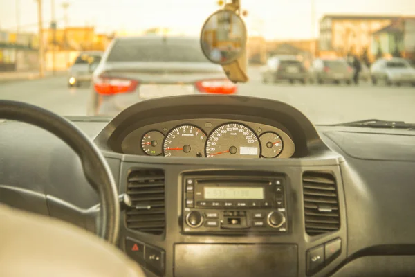 Pessoa dirigindo um carro — Fotografia de Stock