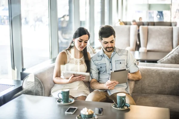 Couple using  tablet computers — Stock Photo, Image