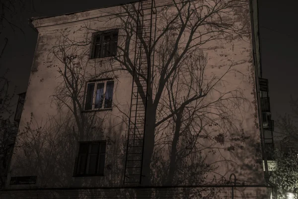 Дом с тенью деревьев — стоковое фото