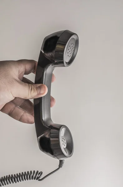 Άνθρωπος χέρι με μαύρο ακουστικό τηλέφωνο — Φωτογραφία Αρχείου