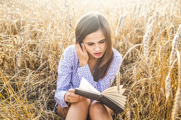 Young woman reading — Stock Photo, Image