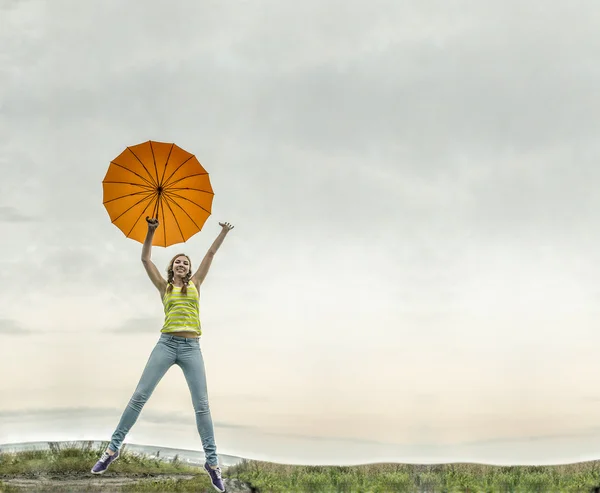 Jovem Adolescente Feliz Adulto Com Guarda Chuva Laranja Colorido Pulando — Fotografia de Stock