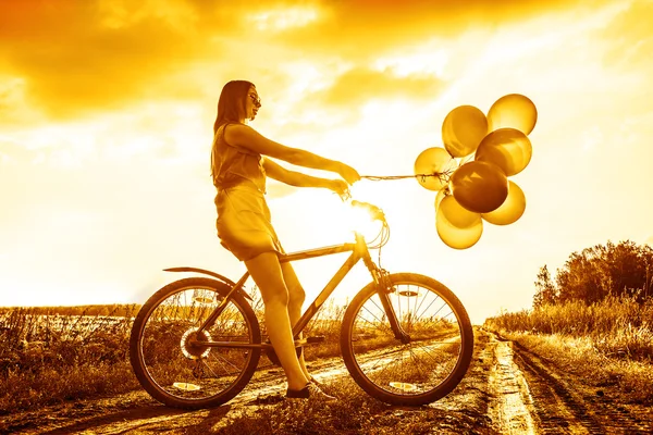 Junges Mädchen Sexy Kleid Fahrrad Fahren Luftballons Fliegen — Stockfoto