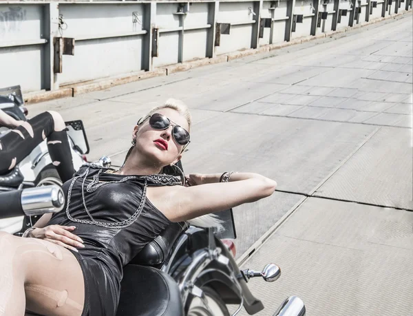 Junges Brutales Mädchen Mit Stylischer Sonnenbrille Auf Motorrad — Stockfoto