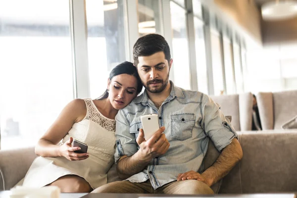 Casal usando telefones — Fotografia de Stock