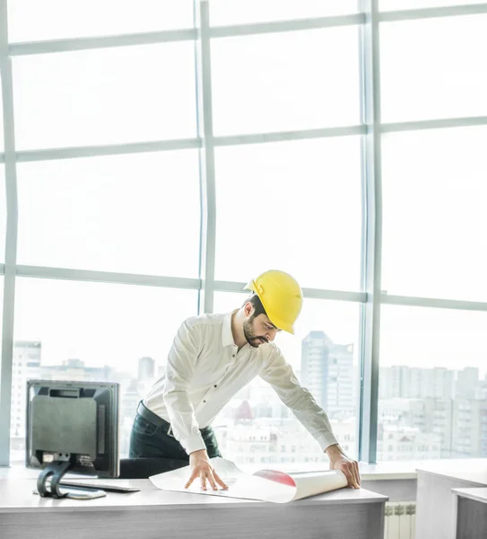 Homme d'affaires architecte regarder plan papier — Photo