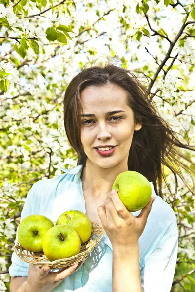 Femeie frumoasă care deține mere — Fotografie, imagine de stoc