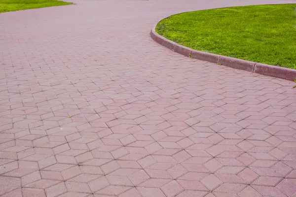 Beton bestrating plaat in de buurt van land met gras — Stockfoto