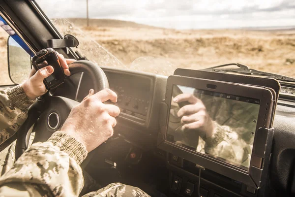 Soldat in brutalem Geländewagen lizenzfreie Stockfotos